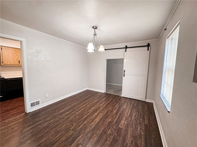 2710 Henderson Rd, White Oak, PA 15131