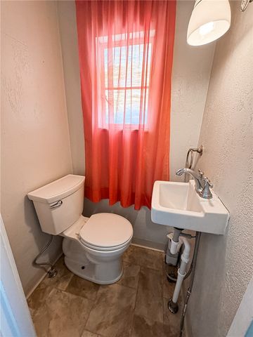 2710 Henderson Rd, White Oak, PA 15131
