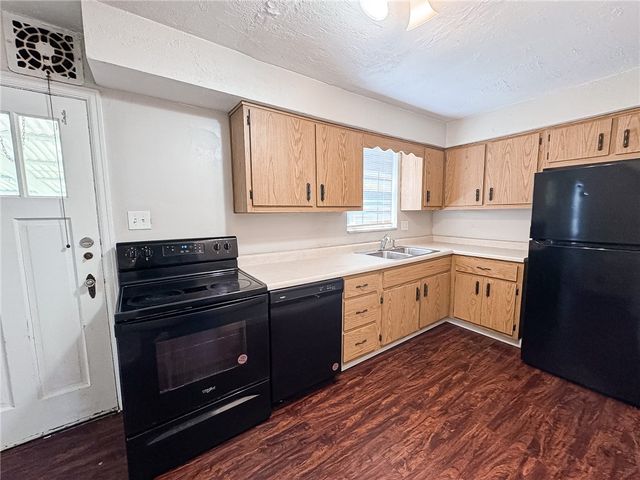 2710 Henderson Rd, White Oak, PA 15131