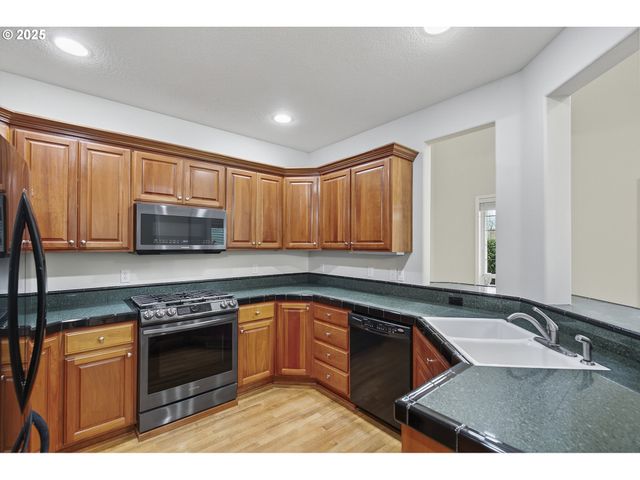 1202 Ne PARKS EDGE Cir, Hillsboro, OR 97124