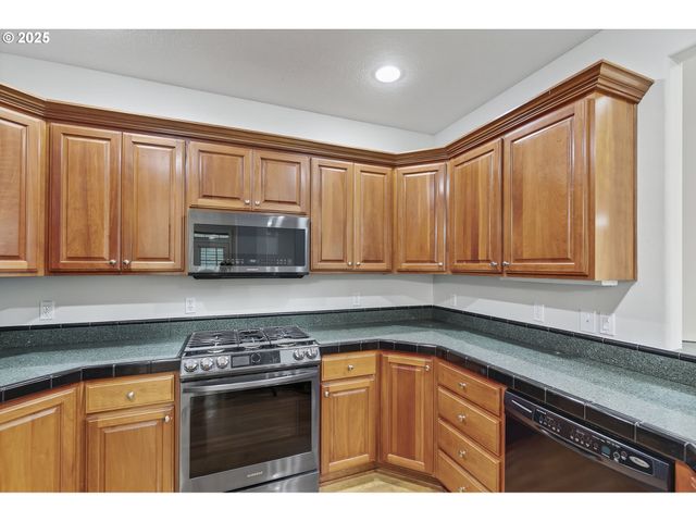 1202 Ne PARKS EDGE Cir, Hillsboro, OR 97124