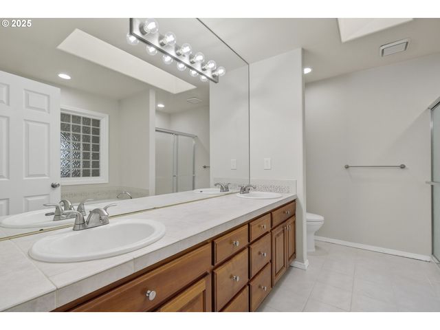 1202 Ne PARKS EDGE Cir, Hillsboro, OR 97124