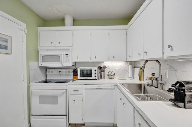 6750 NE 21st Road 123, Fort Lauderdale, FL 33308