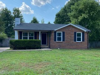 392 Roselawn Dr, Clarksville, TN 37042