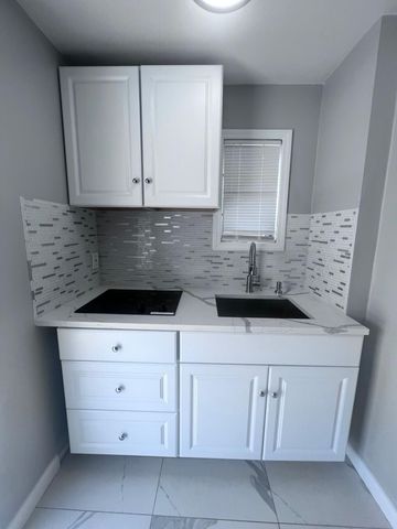 2843 Forest Hill Boulevard 2, Palm Springs, FL 33406