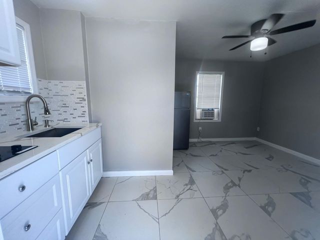 2843 Forest Hill Boulevard 2, Palm Springs, FL 33406