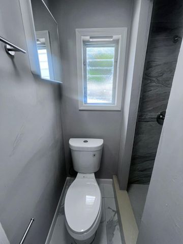 2843 Forest Hill Boulevard 2, Palm Springs, FL 33406