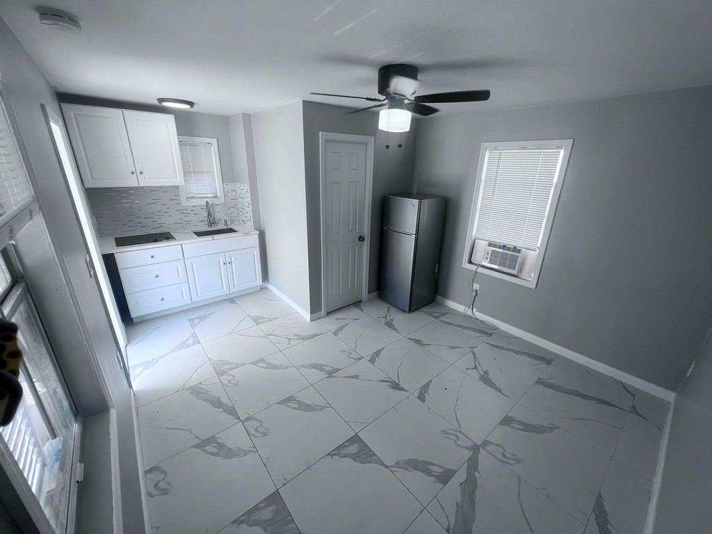 2843 Forest Hill Boulevard 2, Palm Springs, FL 33406