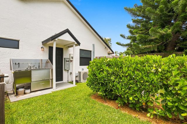 13972 Ishnala Circle, Wellington, FL 33414
