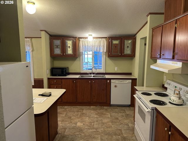 235 TWIN OAKS Loop, Winston, OR 97496