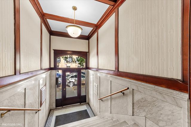 527 W Surf Street 2, Chicago, IL 60657