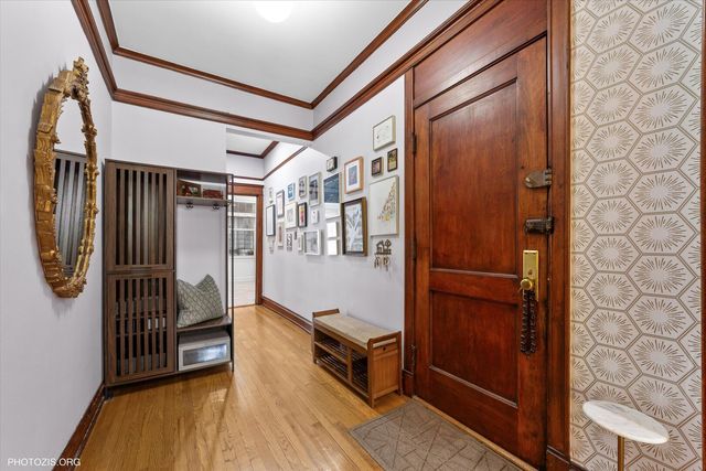 527 W Surf Street 2, Chicago, IL 60657