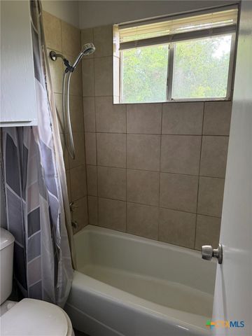 512 Lenora Drive, Taylor, TX 76574