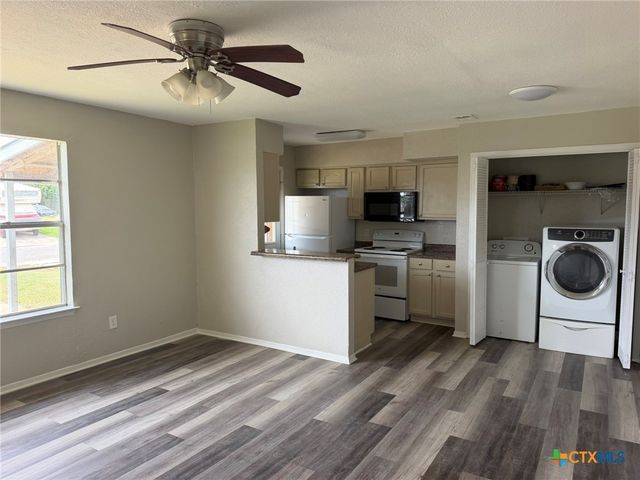 512 Lenora Drive, Taylor, TX 76574