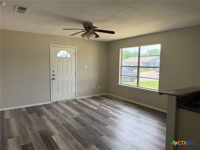 512 Lenora Drive, Taylor, TX 76574