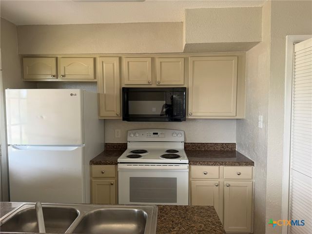 512 Lenora Drive, Taylor, TX 76574