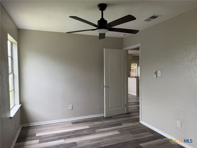 512 Lenora Drive, Taylor, TX 76574
