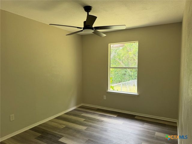 512 Lenora Drive, Taylor, TX 76574