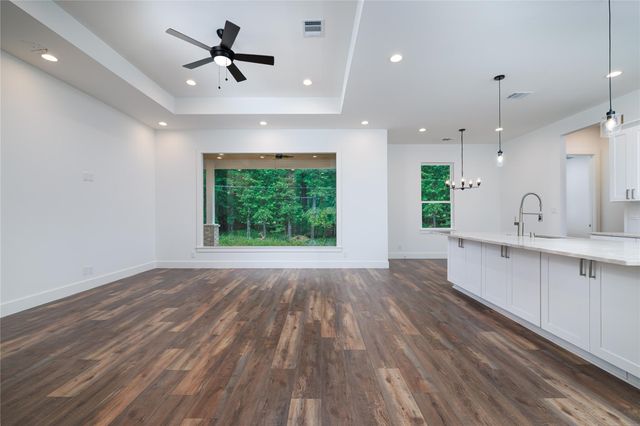1049 Broadmoor Drive, Huntsville, TX 77340