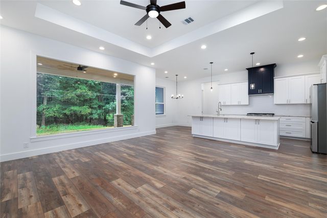 1049 Broadmoor Drive, Huntsville, TX 77340