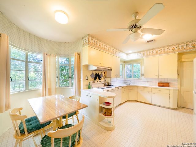 908 Garraty Rd, Terrell Hills, TX 78209