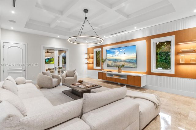 6080 SW 104th St, Pinecrest, FL 33156