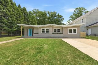 815 W Detroit Street, New Buffalo City, MI 49117