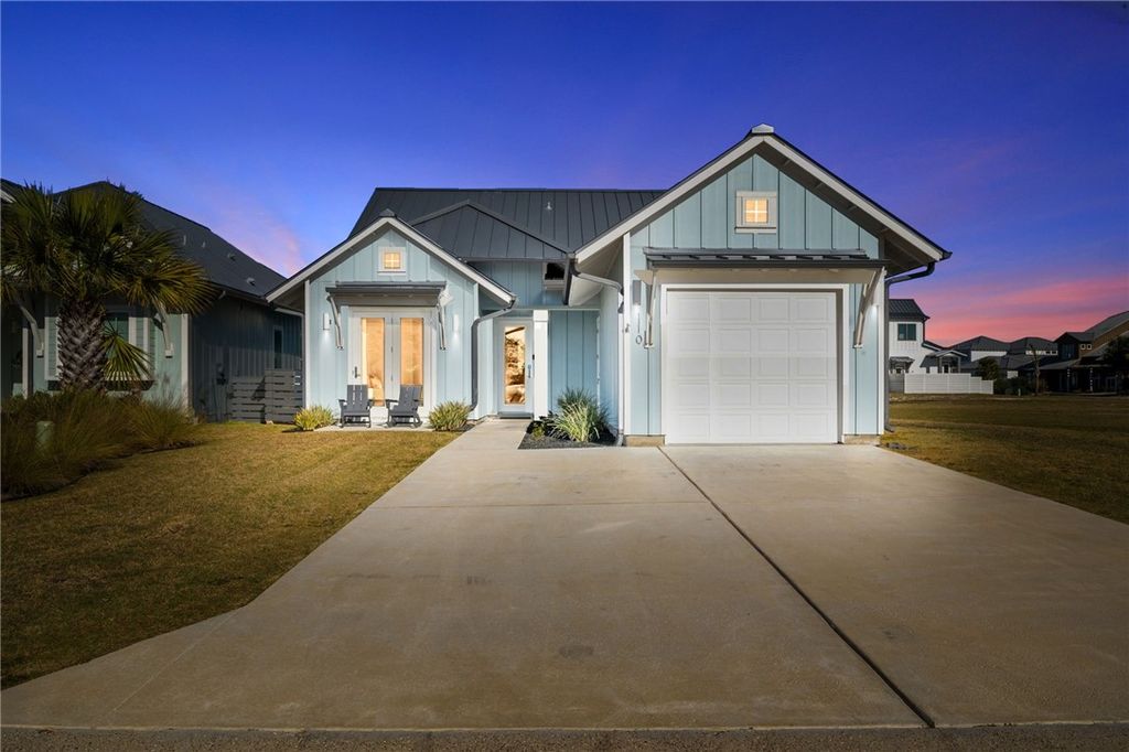 110 Foxtail Lane, Rockport, TX 78382