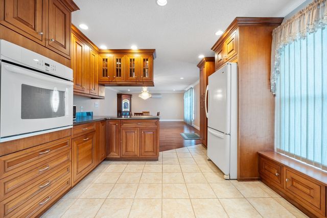 1300 Lakeview Avenue, Dracut, MA 01826