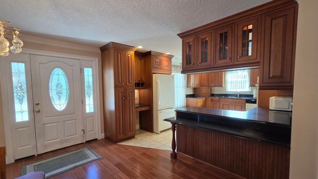 1300 Lakeview Avenue, Dracut, MA 01826