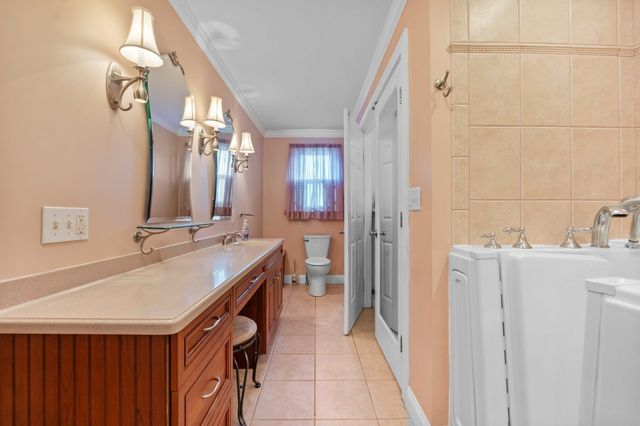 1300 Lakeview Avenue, Dracut, MA 01826