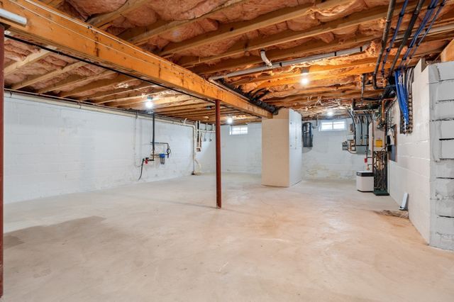 1300 Lakeview Avenue, Dracut, MA 01826