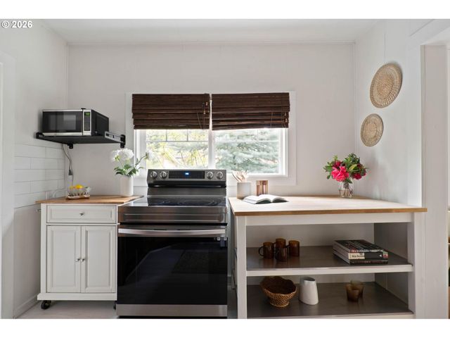 2105 N WINCHELL St, Portland, OR 97217