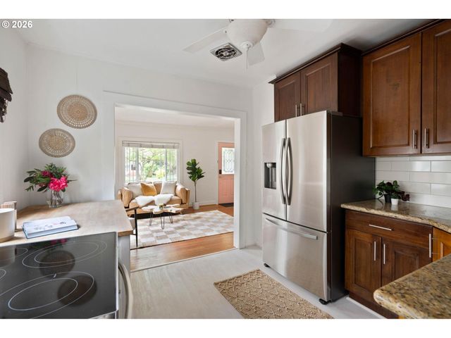 2105 N WINCHELL St, Portland, OR 97217