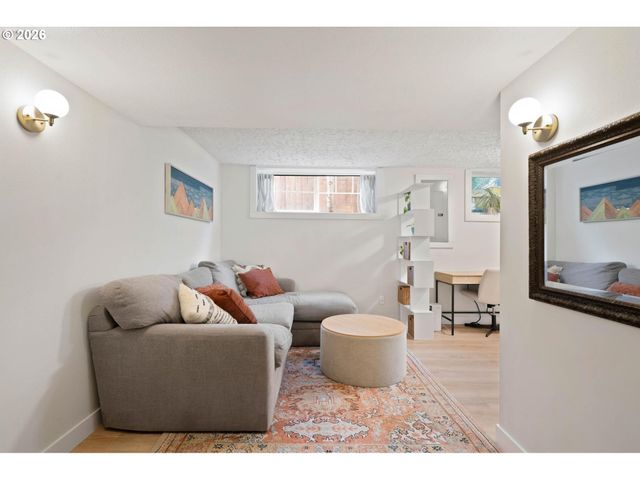 2105 N WINCHELL St, Portland, OR 97217