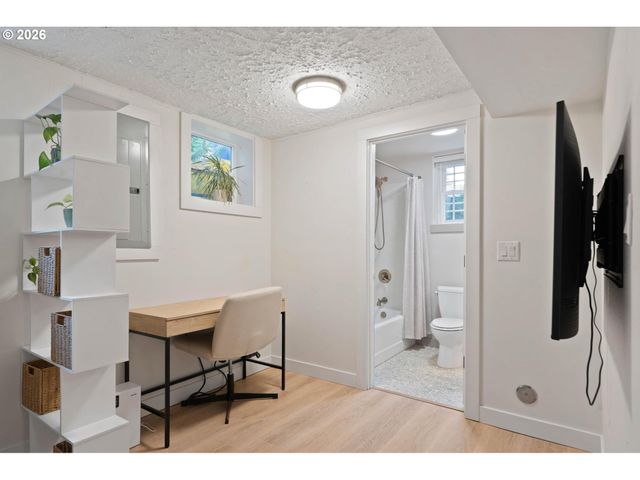 2105 N WINCHELL St, Portland, OR 97217