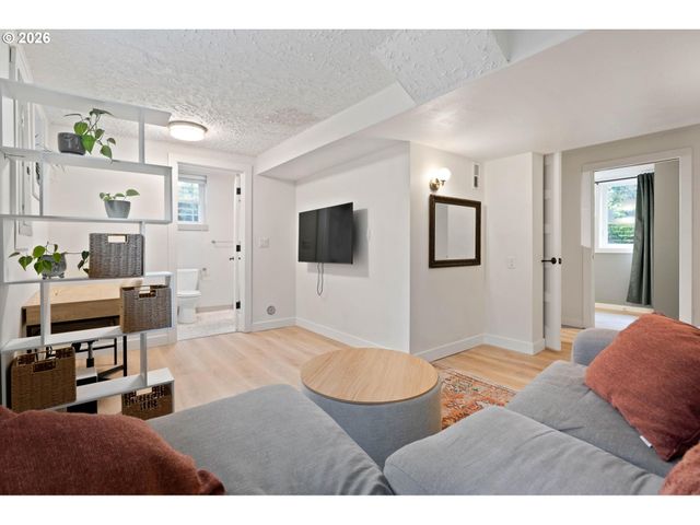 2105 N WINCHELL St, Portland, OR 97217