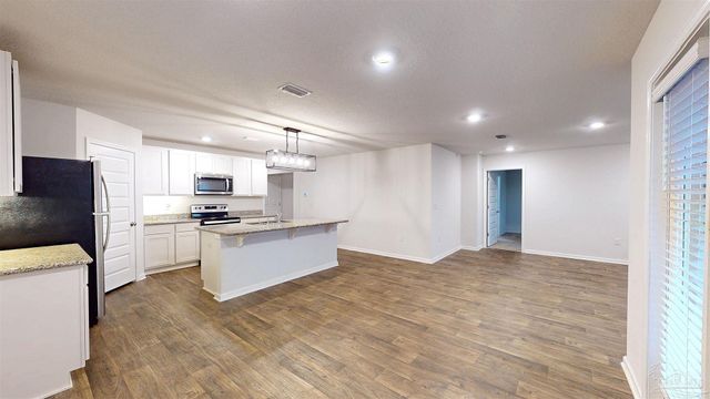 5740 Guinevere Ln, Milton, FL 32583