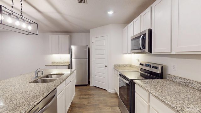 5740 Guinevere Ln, Milton, FL 32583