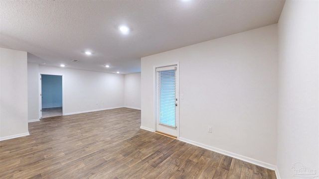 5740 Guinevere Ln, Milton, FL 32583