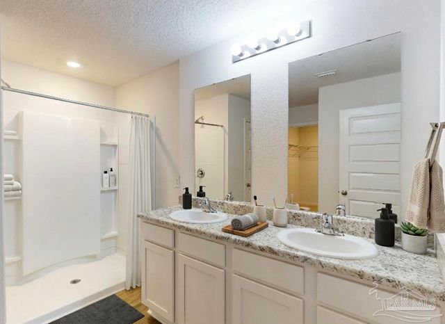 5740 Guinevere Ln, Milton, FL 32583