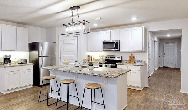 5740 Guinevere Ln, Milton, FL 32583