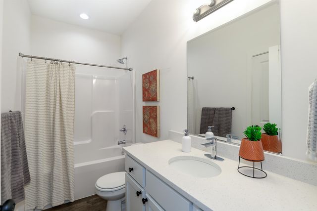 5360 N Pinecrest St, Bel Aire, KS 67220