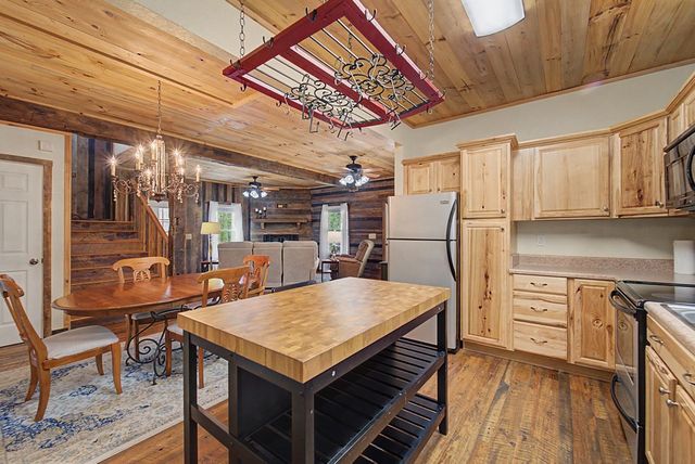 138 Hubbell Lane, Robbinsville, NC 28771