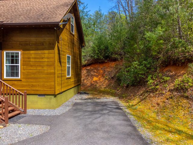 138 Hubbell Lane, Robbinsville, NC 28771