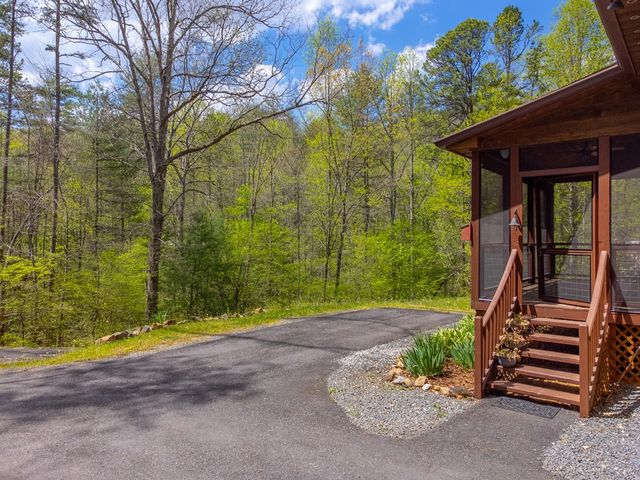 138 Hubbell Lane, Robbinsville, NC 28771