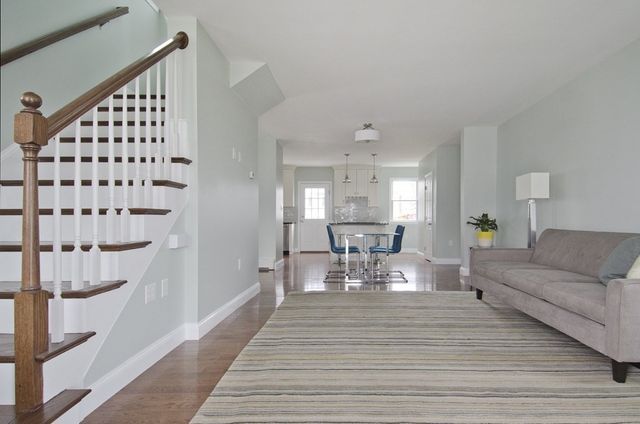 28 Bell St, Quincy, MA 02169