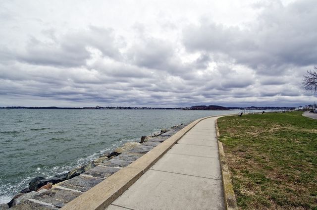 28 Bell St, Quincy, MA 02169