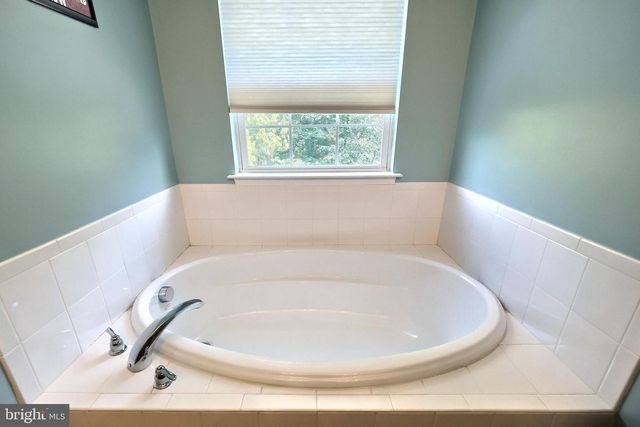 120 BRUAW DR, York, PA 17406