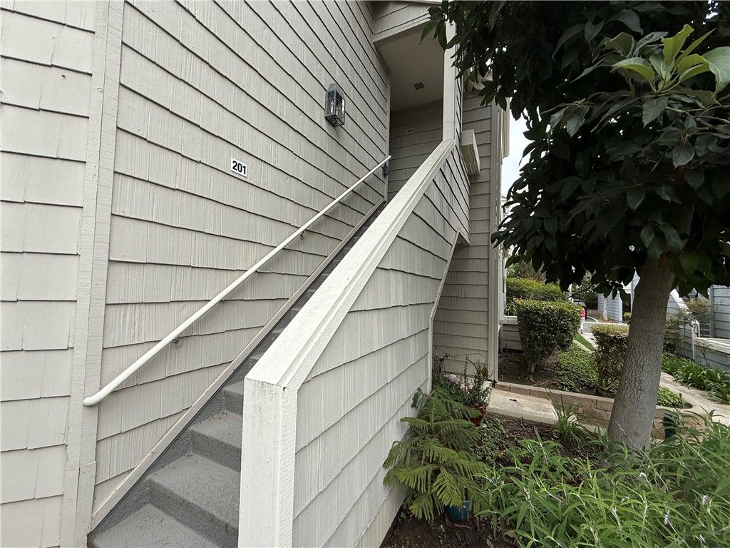 Image 2 of property listing at 7532 Seaspring 201, Huntington Beach, CA 92648